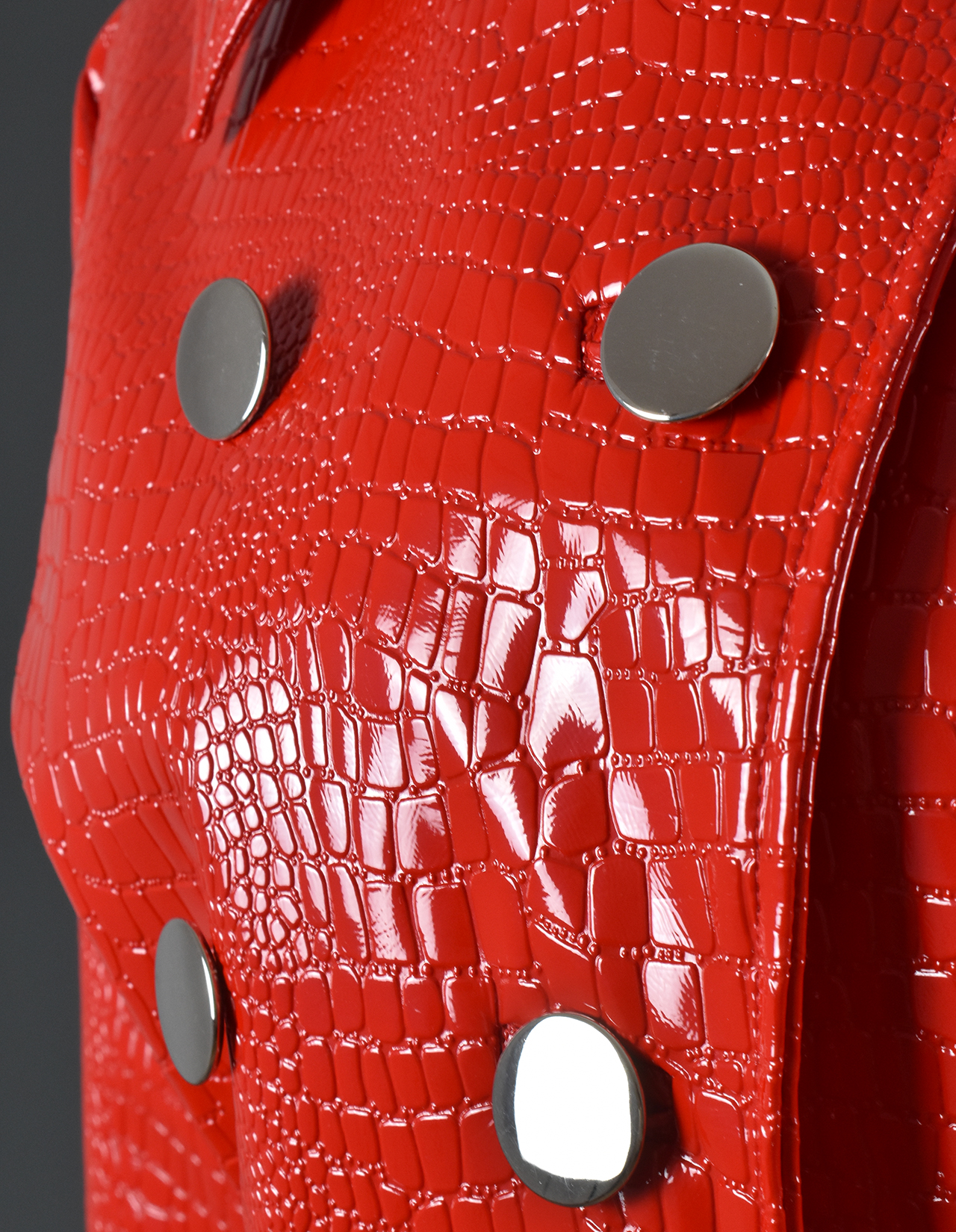 Roter Lackmantel mit Krokodilleder-Muster